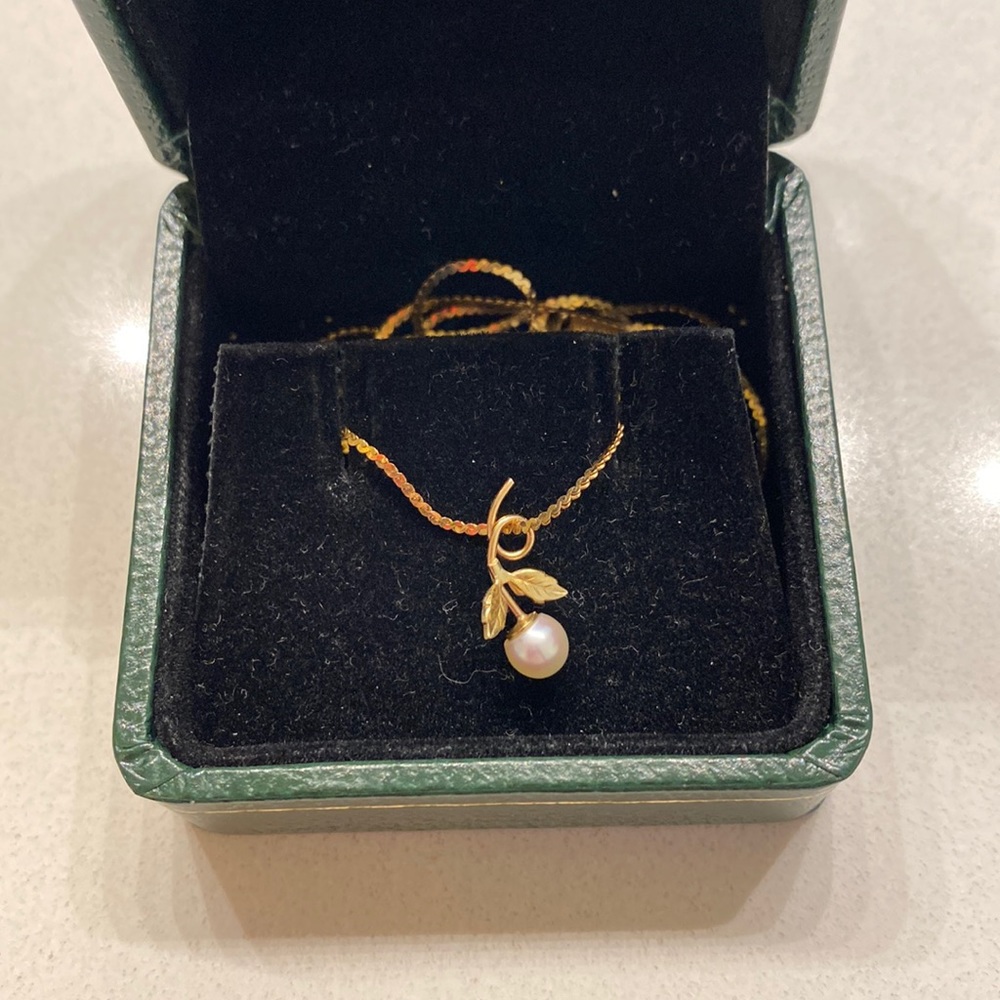 14k Solid Gold Pearl Leaf Pendant Necklace